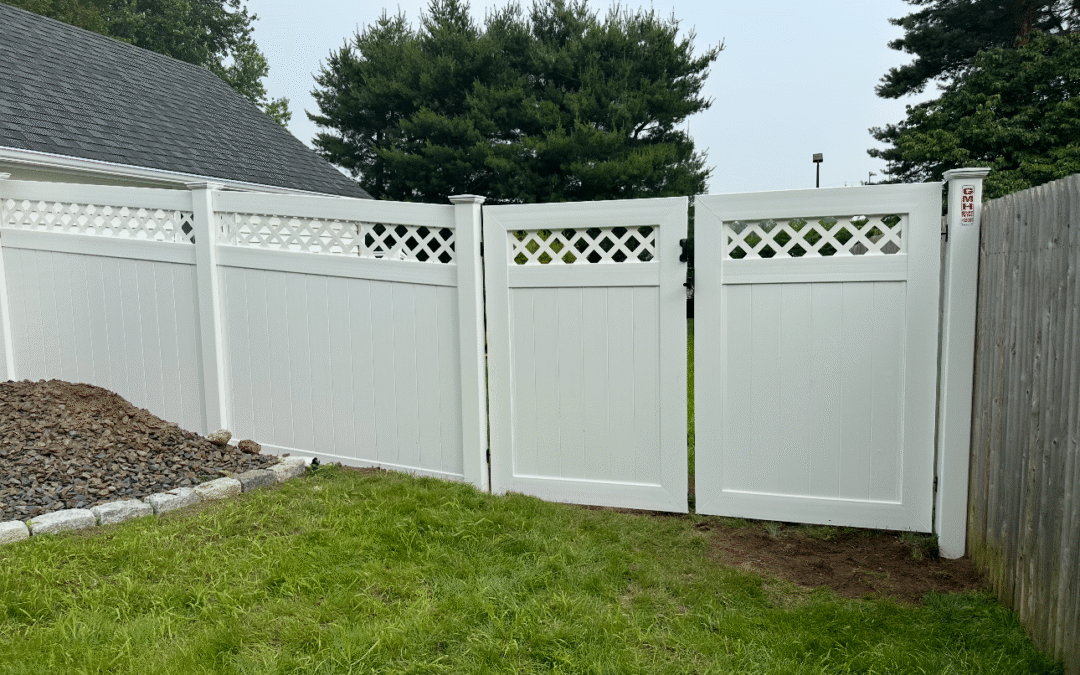 Vinyl Lattice Topped Fence – East Longmeadow, MA